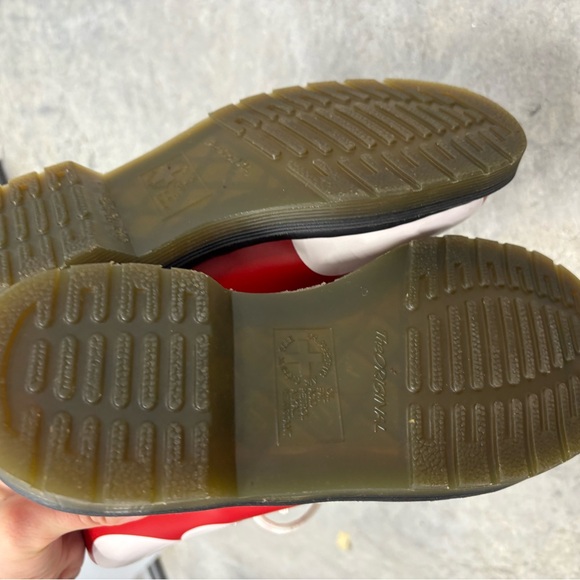 DR MARTENS 8 hole limited edition valentines heart red boots size 6 LIKE NEW - Picture 9 of 10